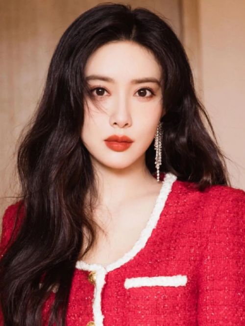 孟子义，1995年12月5日出生于吉林省长春市，中国内地女演员，毕业于北京电影学院表演系。
2014年，出演古装传奇剧《武神赵子龙》。2015年，出演反腐涉案剧《人民检察官》。2016年，出演都市偶像剧《何所冬暖，何所夏凉》、现代情感剧《凉生，我们可不可以不忧伤》。2017年1月，出演古装武侠剧《射雕英雄传》、古装玄幻剧《将夜》。2018年，主演古装仙侠剧《陈情令》、都市情感剧《我不是购物狂》。2021年，出演古装武侠剧《说英雄谁是英雄》、古装剧《造作时光》、联合主演武侠励志古装剧《雪中悍刀行》。2022年，出演悬疑奇幻网剧《西出玉门》；5月23日，主演古装武侠剧《说英雄谁是英雄》、仙侠剧《沉香如屑》、古装爱情仙侠剧《沉香重华》；8月30日，参加的综艺节目《心动的信号第五季》播出。